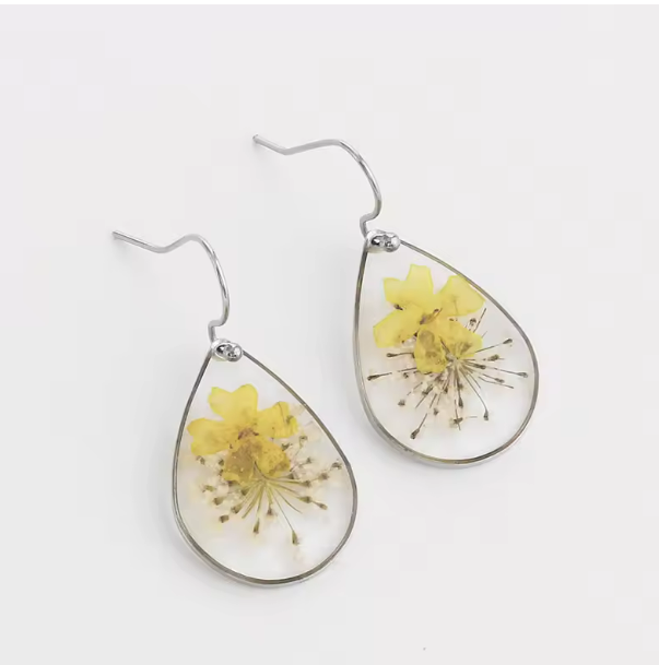Silver droplet earrings with buttercup and babys breath set in resin